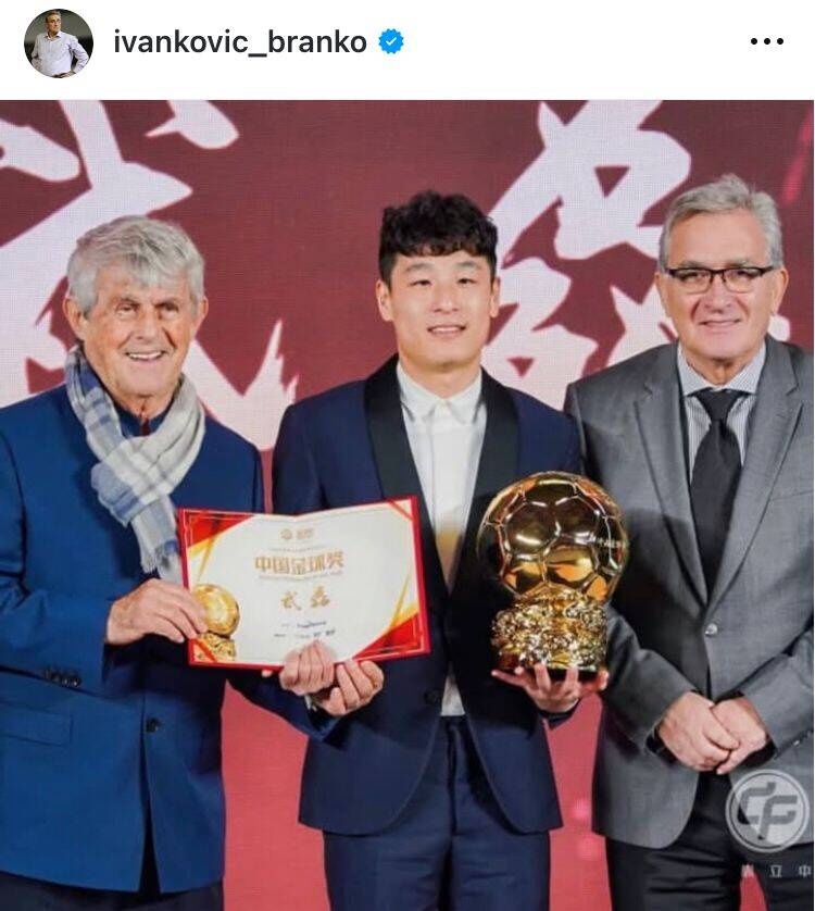  出席中國金球獎(jiǎng)?lì)C獎(jiǎng)儀式，伊萬曬與武磊、米盧同框照片