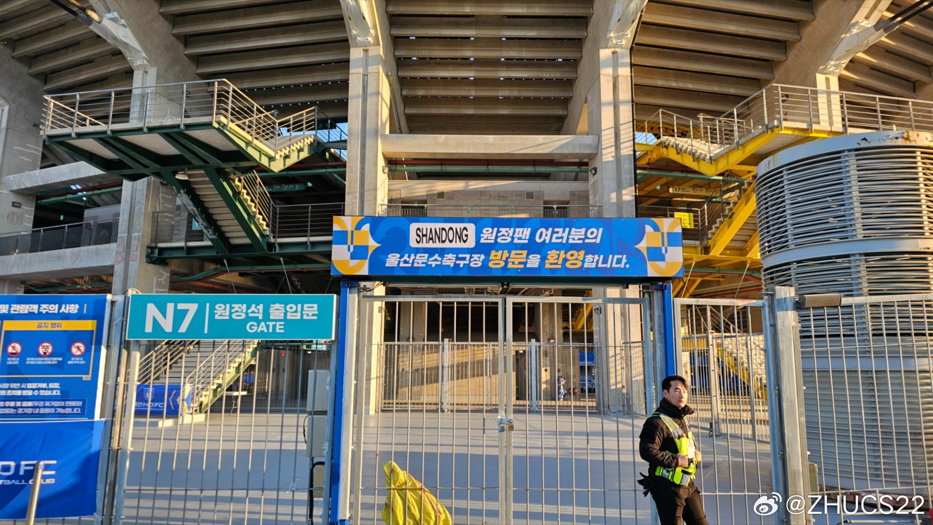  博主：蔚山現(xiàn)場工作人員、轉(zhuǎn)播車、安保在準備撤場，場外一片安靜