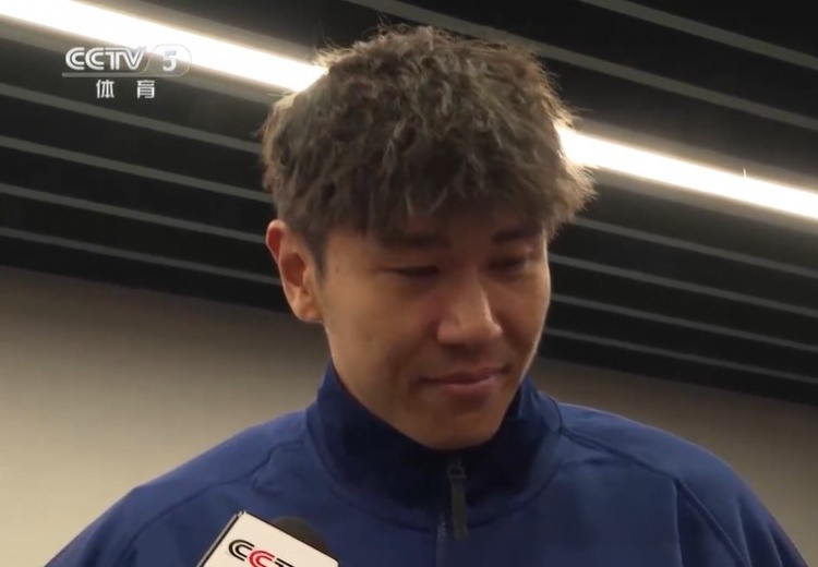  鐵漢柔情！三鎮(zhèn)球員劉奕鳴探望患病小球迷時哽咽