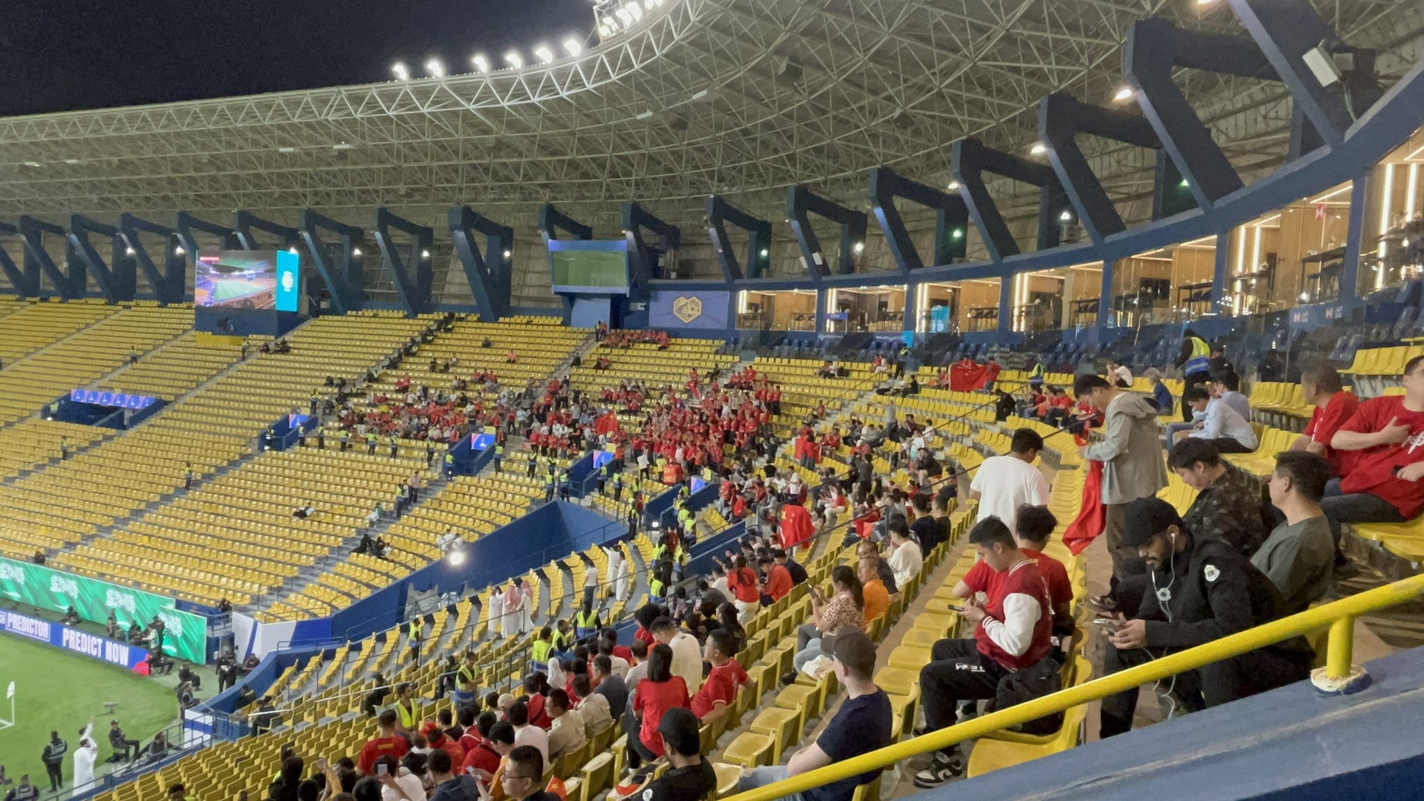  球票已售罄！中國球迷已經(jīng)入場，坐在球場上層沙特球迷區(qū)上方
