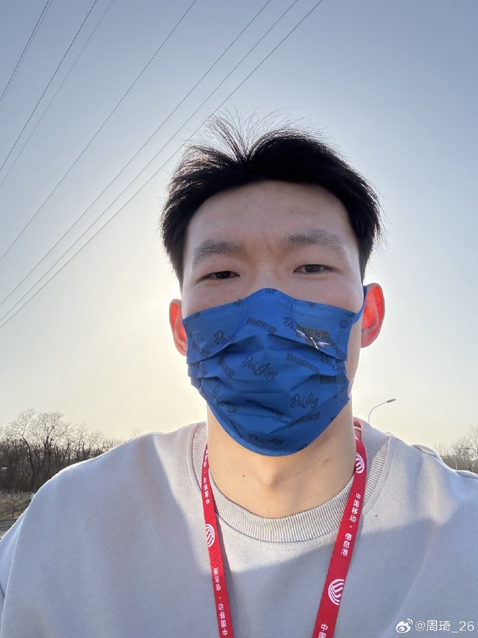  悠閑！周琦騎京牌電動車出行：太陽出來了 開京牌兜兜風！