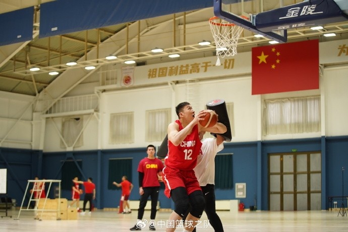  中國籃球之隊官博：大塊頭 大能量 祝李炎哲25歲生日快樂！
