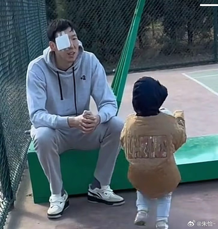  顧家好男人！記者曬出周琦手術(shù)后回歸家庭帶娃照片