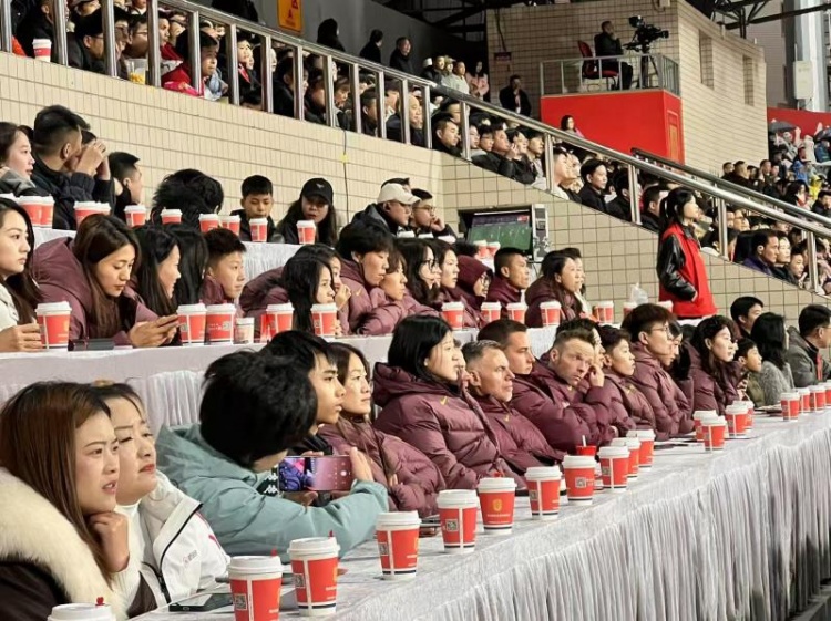  北青體育：中國女足現(xiàn)身中甲賽場，觀看重慶銅梁龍vs遼寧鐵人