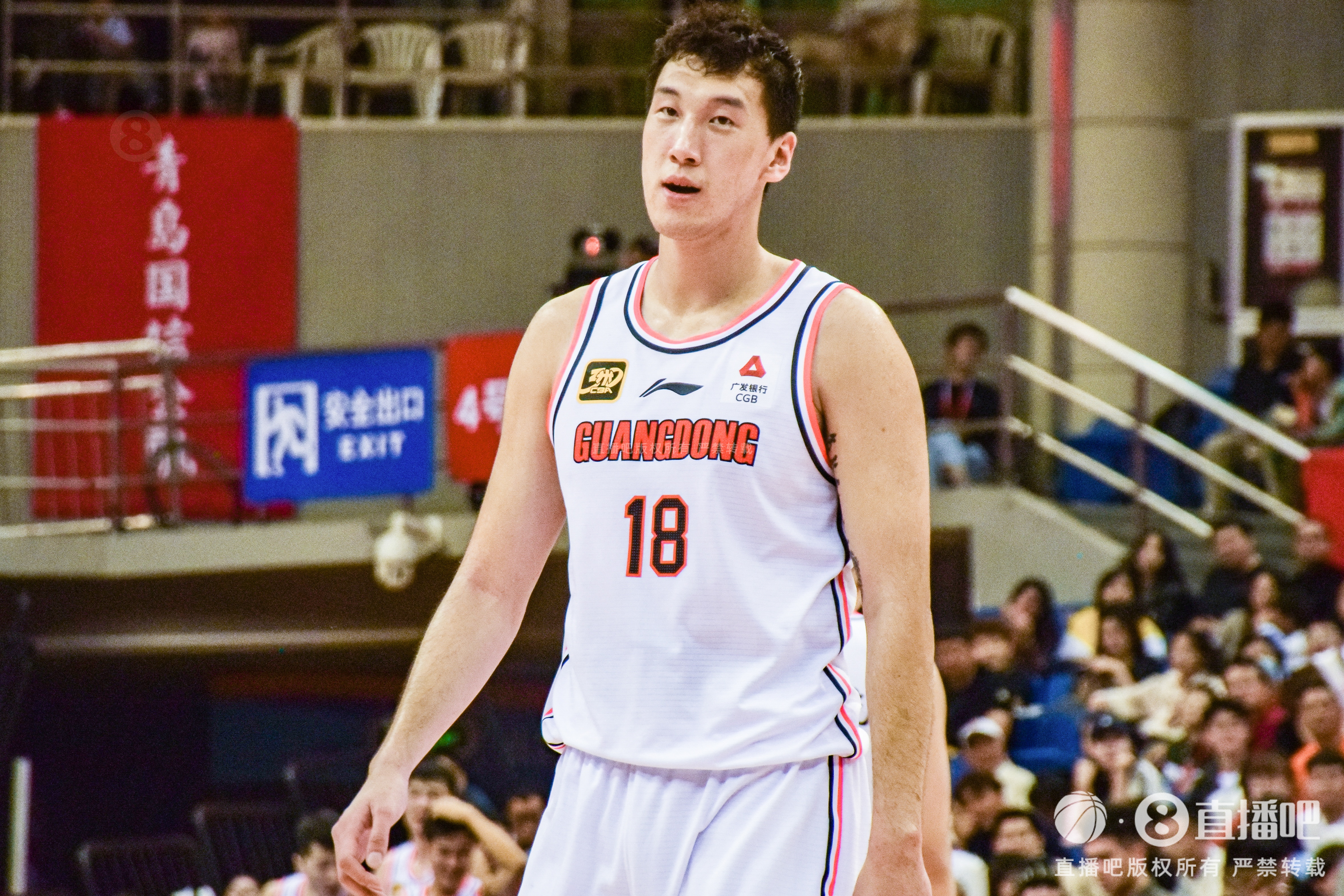  神射手！杜潤旺上半場三分5中4得到12分1板1助1斷