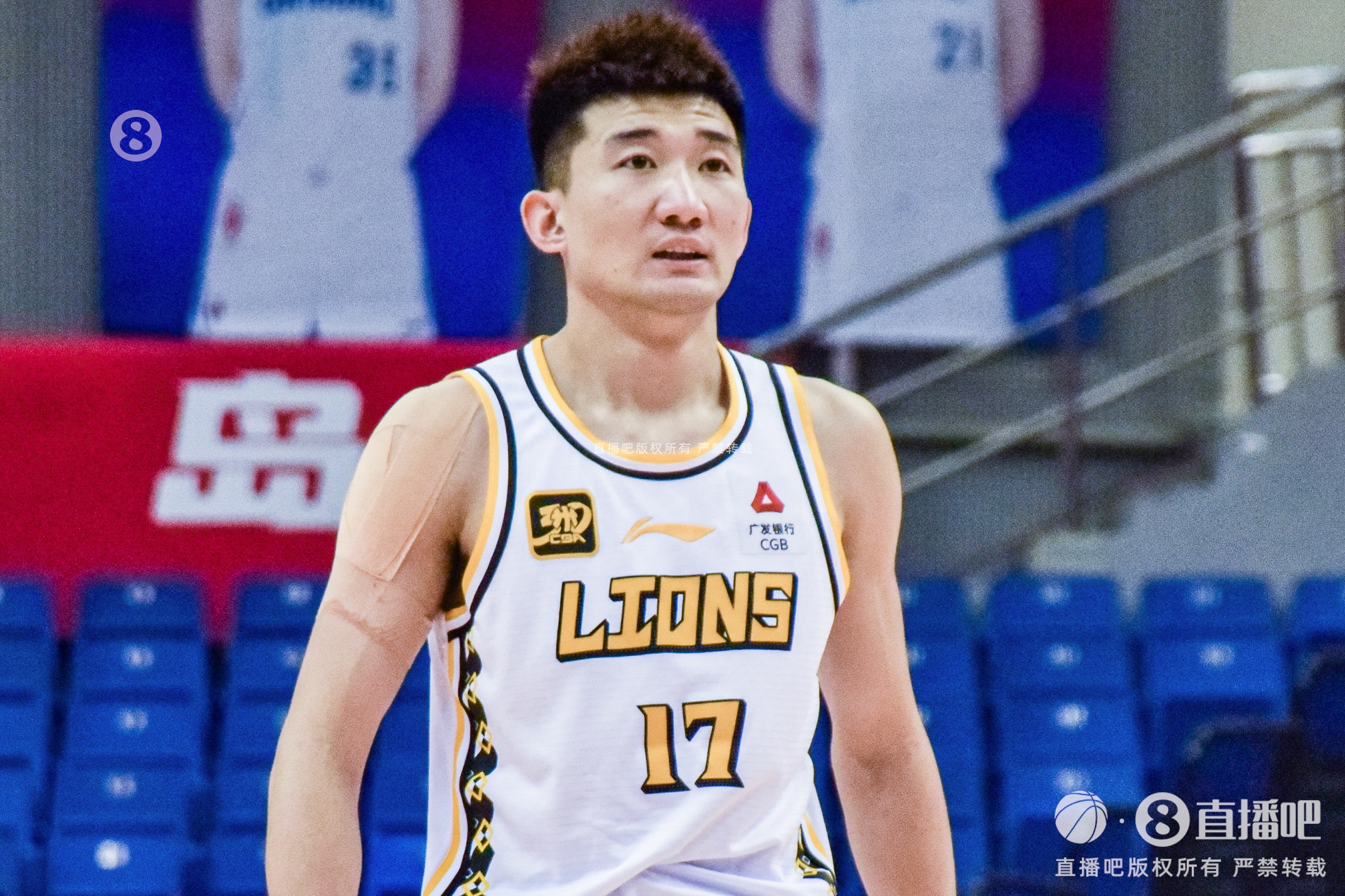 效率太低！孫銘徽15中4拿到15分4板12助2斷1帽 5次犯規(guī)