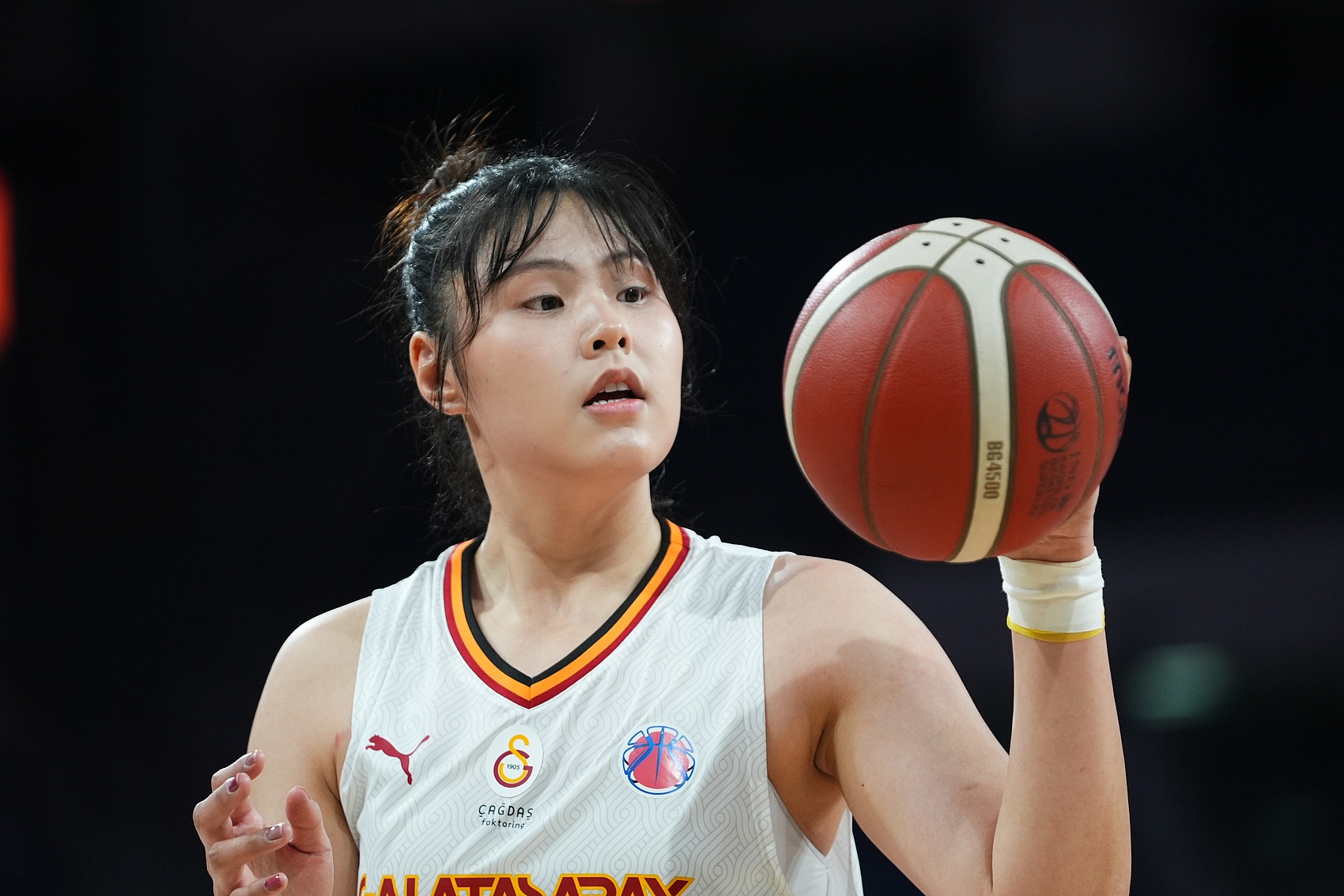  穩(wěn)定高效！李月汝9中6得到18分10板1助2斷1帽 罰球6中6